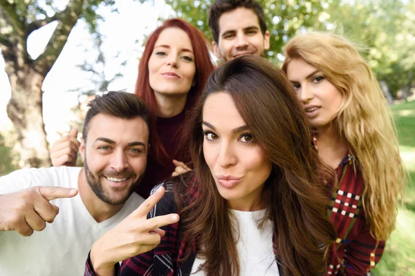 Gruppo di amici che scattano selfie in background urbano — Foto Stock