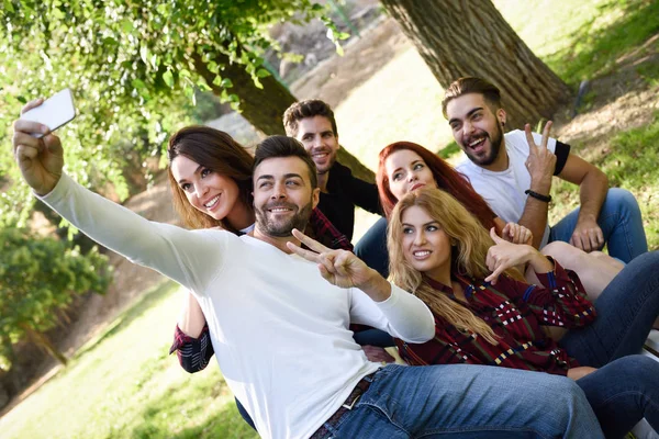 Grupa przyjaciół, biorąc selfie w wielkomiejskim — Zdjęcie stockowe