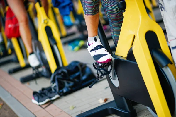 Cyclo kapalı yapıyor bir spor salonunda eğitim insanlar. — Stok fotoğraf