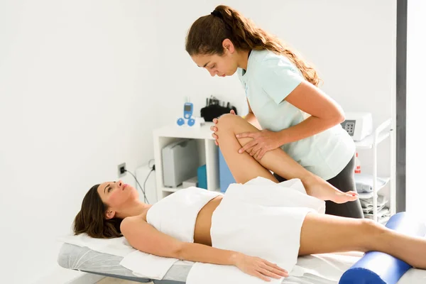 Massagem médica na perna em um centro de fisioterapia . — Fotografia de Stock