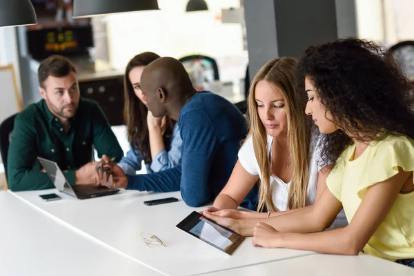 Multi-ethnic group of young people studying with laptop computer — Stock Photo, Image