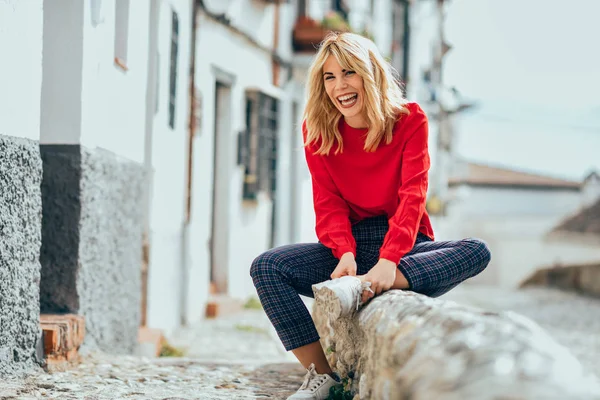 Sonriente chica rubia con camisa roja disfrutando de la vida al aire libre . — Foto de Stock