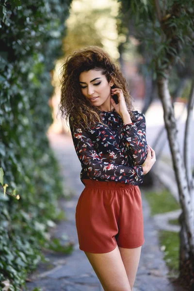Schöne junge arabische Frau mit schwarzer Lockenfrisur. — Stockfoto