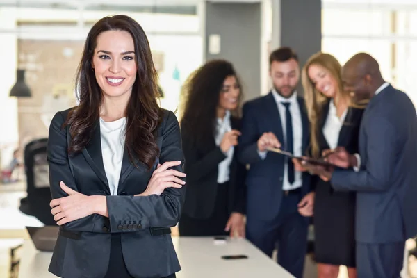Zakenvrouw leider in moderne kantoor met ondernemers werken bij achtergrond — Stockfoto