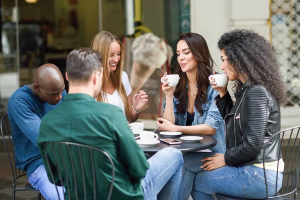 Grupo multirracial de cinco amigos tomando un café juntos — Foto de Stock