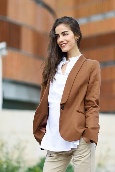 Mujer joven con el pelo bonito de pie fuera del edificio de oficinas . —  Fotos de Stock