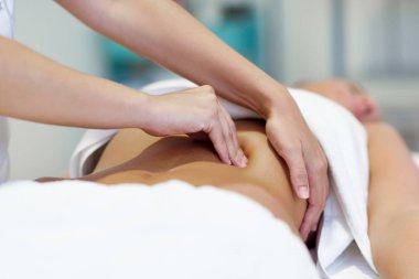 Kadın profesyonel osteopati terapist tarafından masaj karın sahip