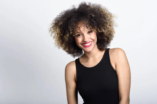 Jovem mulher negra com cabelo afro sorrindo — Fotografia de Stock