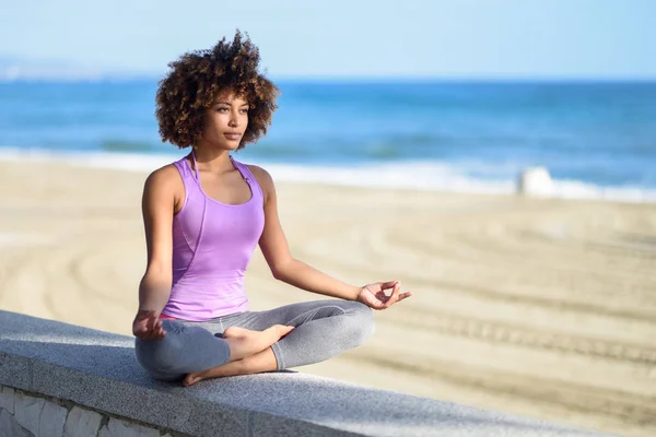 Mujer negra, peinado afro, haciendo yoga en la playa —  Fotos de Stock