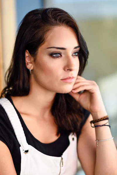Close-up retrato de jovem mulher com olhos azuis ao ar livre . — Fotografia de Stock