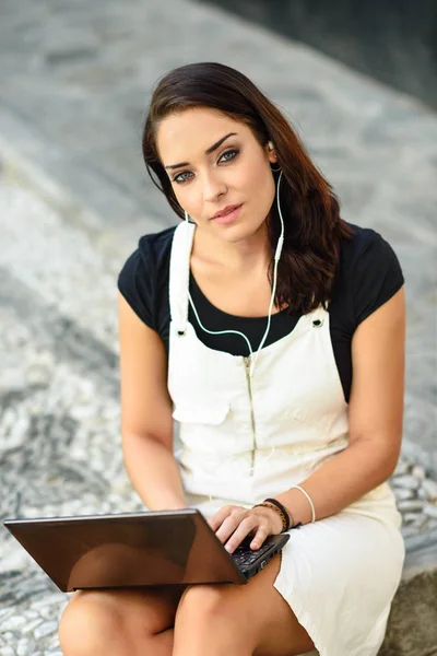 Joven empresaria vestida con ropa casual trabajando al aire libre . — Foto de Stock