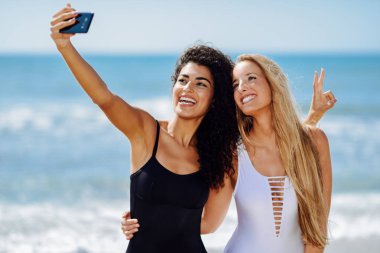 İki kadın selfie fotoğraf smartphone ile plaj alarak