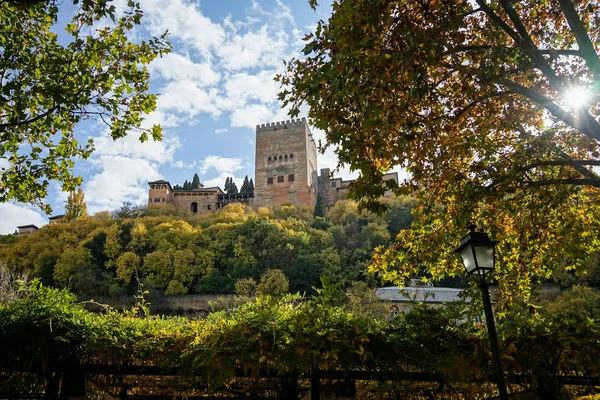 Veduta dell'Alhambra di Granada dal quartiere Albaic n — Foto Stock