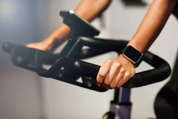 Frau im Fitnessstudio beim Spinning oder Cyclo Indoor mit Smart Watch — Stockfoto