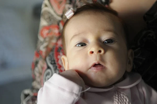 Adorable niña mirando a la cámara . — Foto de Stock