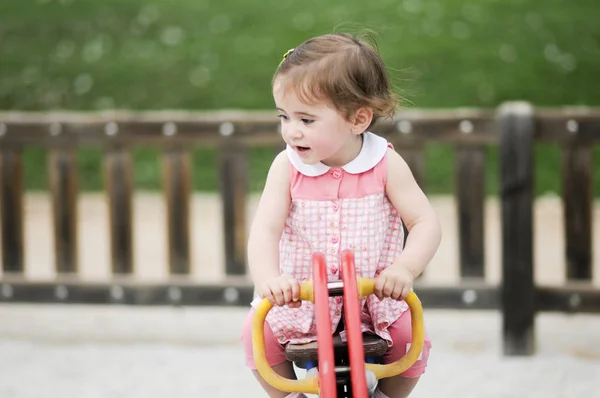 Kleines Mädchen spielt im Stadtpark — Stockfoto