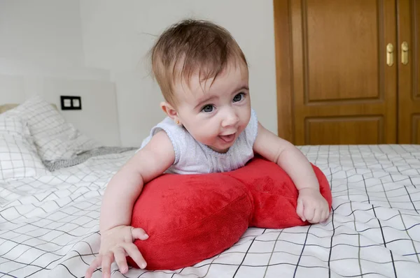 Малышка, 4 месяца, на кровати — стоковое фото