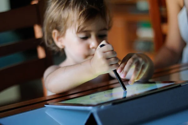 Pintura menina com um tablet digital em casa . — Fotografia de Stock