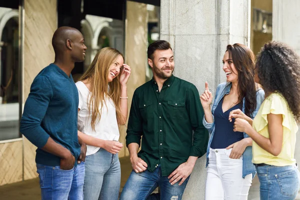 Grupo multi-étnico de amigos se divertindo juntos em fundo urbano — Fotografia de Stock