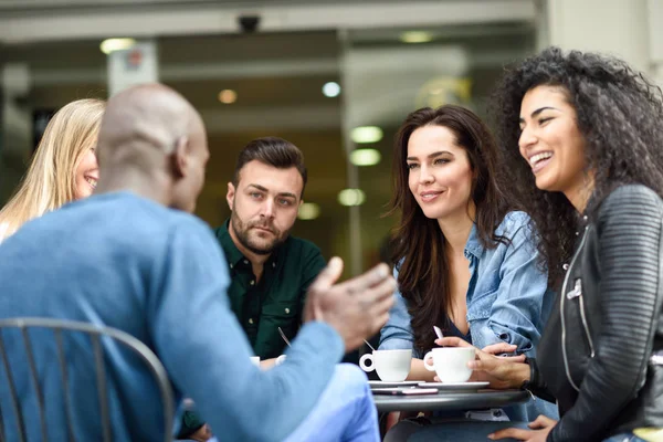 Grupo multirracial de cinco amigos tomando un café juntos — Foto de Stock