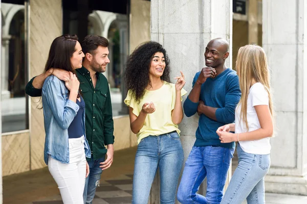 Multietnická skupina přátel, kteří se spolu baví na městském pozadí — Stock fotografie