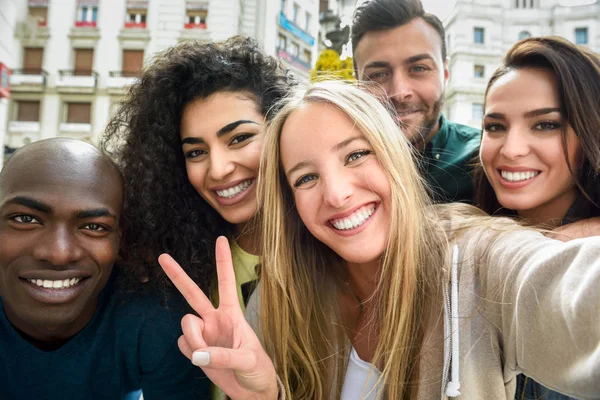Grupo multirracial de jóvenes que toman selfie — Foto de Stock