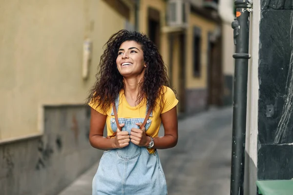 Mladá Severoafrická žena s černým kudrnatými účesu venku. — Stock fotografie