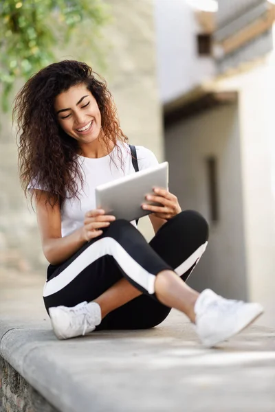 Mujer africana feliz usando tableta digital al aire libre —  Fotos de Stock