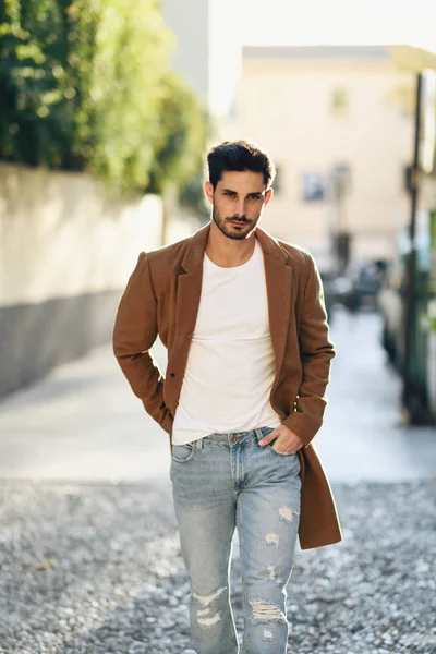 Jovem vestindo roupas de inverno na rua. — Fotografia de Stock