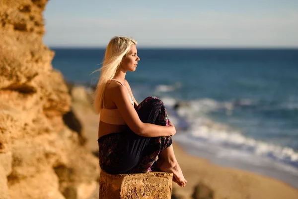 Mulher desfrutando do pôr do sol em uma bela praia — Fotografia de Stock
