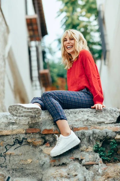 Smilende blond jente med rød skjorte nyter livet utendørs . – stockfoto