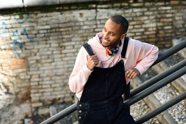 Sonriente hombre negro usando ropa casual al aire libre —  Fotos de Stock