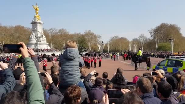 Londen Verenigd Koninkrijk April 2019 Wisseling Van Wachtceremonie Buckingham Palace — Stockvideo