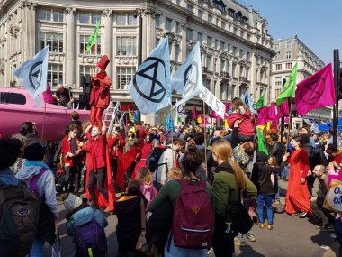 Londra, İngiltere, 15 Nisan 2019:- Londra'nın merkezindeki Oxford Circus'ta Nesli Tükenme İsyanı protestocuları engel.