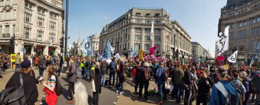 Londra, İngiltere, 15 Nisan 2019:- Londra'nın merkezindeki Oxford Circus'ta Nesli Tükenme İsyanı protestocuları engel.