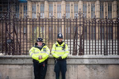 Londra, İngiltere, 13 Nisan 2019:- Westminster Parlamentosu önünde duran iki polis memuru.