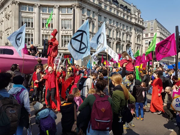 लंदन, यूनाइटेड किंगडम, 15 अप्रैल 2019: मध्य लंदन में ऑक्सफोर्ड सर्कस में विलुप्त होने विद्रोह प्रदर्शनकारियों ब्लॉक . — स्टॉक फ़ोटो, इमेज