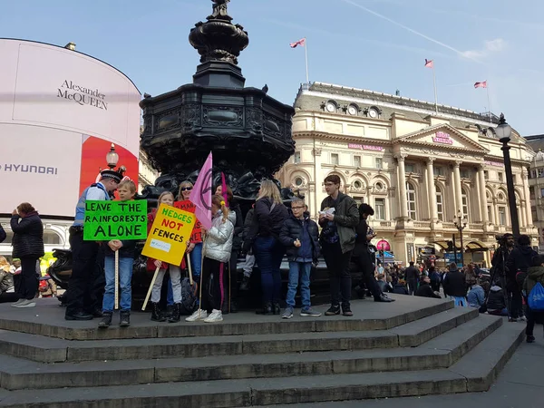 Лондон, Сполучене Королівство, 15 квітня 2019:-вимирання повстання протестуючі в Picadilly цирку в центрі Лондона. — стокове фото