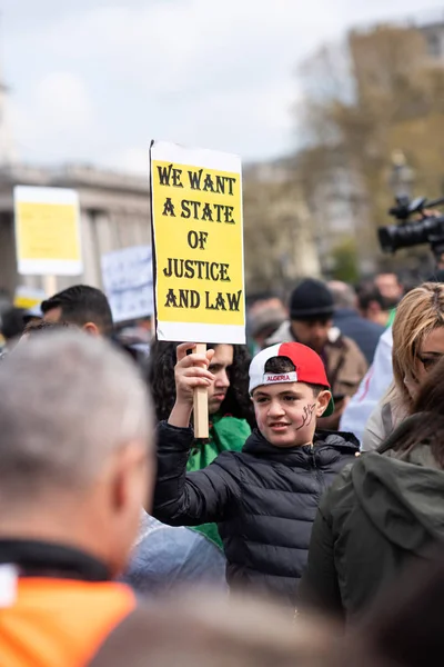 Лондон Великобританія 15 квітня 2019. Алжирські марш на Трафальгарській площі. — стокове фото