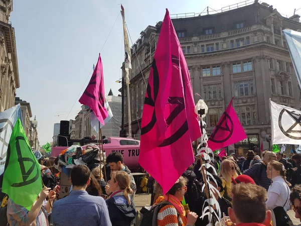 Лондон, Великобритания, 15 апреля 2019 года: - Блок протестующих против вымирания в Оксфордском цирке в центре Лондона . — стоковое фото
