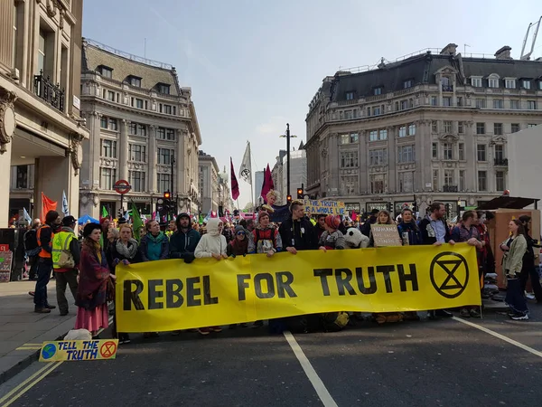 Лондон, Сполучене Королівство, 15 квітня 2019:-вимирання повстання протестуючих блоку в Оксфордському цирку в центральному Лондоні. — стокове фото