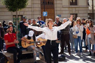 Granada, İspanya 10 Mart 2019: Plaza Nueva'da turistler için flamenko dansçısı dansları.