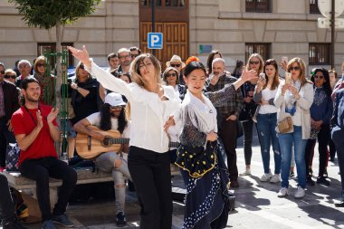 Granada, İspanya 10 Mart 2019: Plaza Nueva'da turistler için flamenko dansçısı dansları.