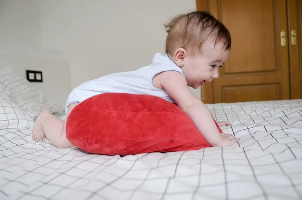 Menina, quatro meses, na cama — Fotografia de Stock