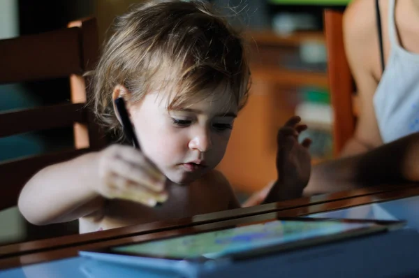 Pintura menina com um tablet digital em casa . — Fotografia de Stock