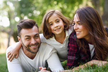 Mutlu genç aile kentsel bir parkta