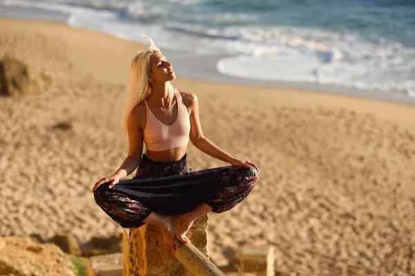 Женщина наслаждается закатом на прекрасном пляже — стоковое фото