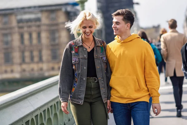 Glückliches Paar an der Westminster Bridge, der Themse, London. uk. — Stockfoto