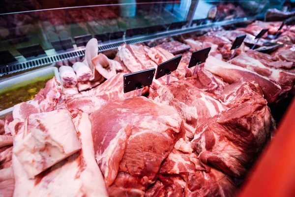 Carne vermelha crua fresca no açougueiro — Fotografia de Stock