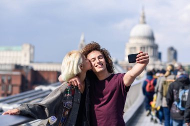 Londra Millennium Köprüsü'nde selfie fotoğrafı çeken mutlu çift